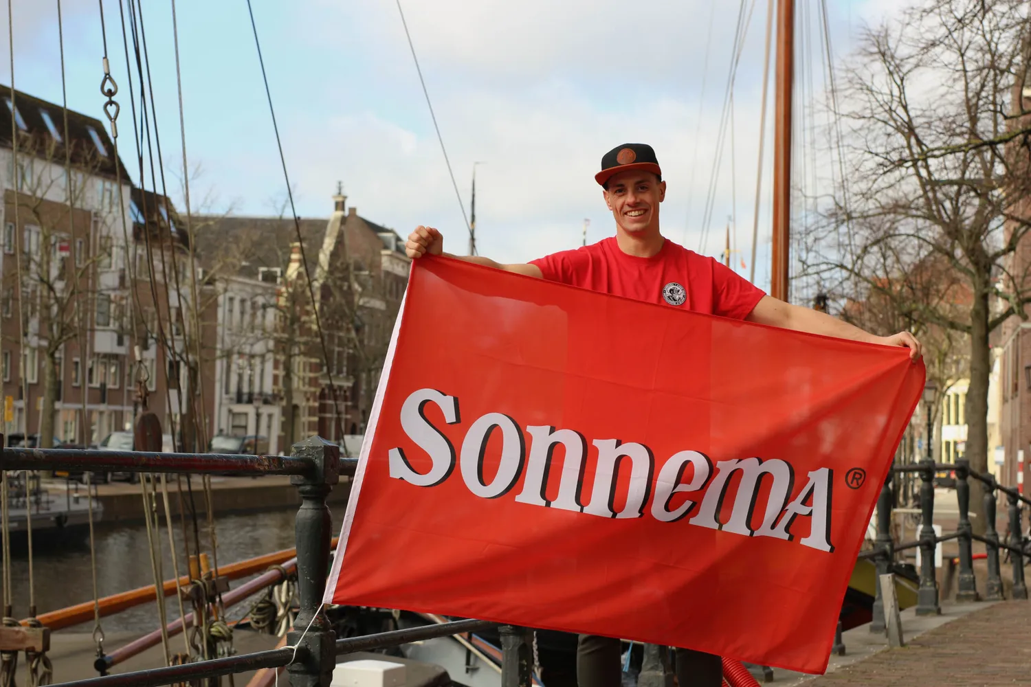 Sonnema Berenburg Vlag 100x150 cm rood-wit